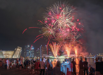 Obraz premium Singapore city skyline firework during new year evening