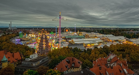 Das Oktoberfest München zur Abendstunde, die Zelte leuchten, die Party kann beginnen, Wiesnspaß