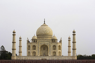 Fototapeta na wymiar Long shot of Taj Mahal, Agra, Uttar Pradesh, India