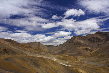 Fototapeta premium Lachulungla mountain pass along the Leh-Manali Highway, Jammu and Kashmir of India