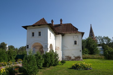 Obraz premium The house of the merchant Oparin on the river bank Klyazma in Gorokhovets, Vladimir region, Russia