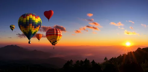 Foto op Plexiglas Ballon Heteluchtballonnen met landschapsberg.