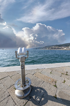 Binocolo fronte mare per vedere lontano in una giornata di sole e vento