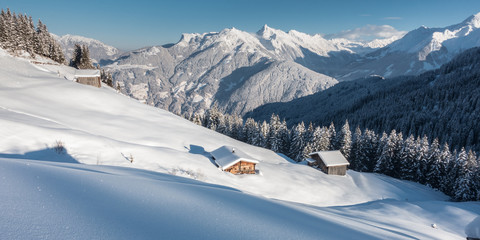 Winterpanorama mit Schihütten im Zillertal Tirol 