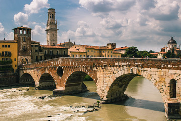 Blick auf Ponte Pietra und den Dom von Verona bei wolkigem Sommertag