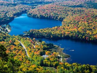 Obraz premium To jest zdjęcie jesiennych liści widzianych z Parku Narodowego „Mont-Tremblant” w Quebec w Kanadzie. To jest zdjęcie zrobione ze stanowiska obserwacyjnego trasy nr 5 „La Corniche”. W tym roku ja