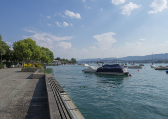 Vue sur le grand lac de Zurich en Suisse
