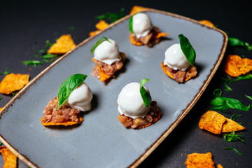 Crispy bruschettes with chips