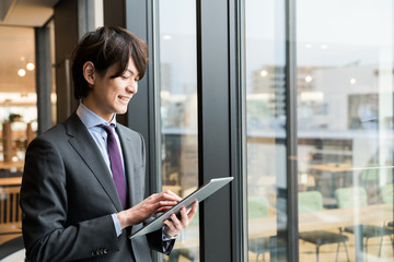 タブレットを持つ男性 © metamorworks
