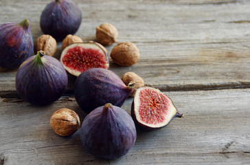  Fresh figs and walnuts