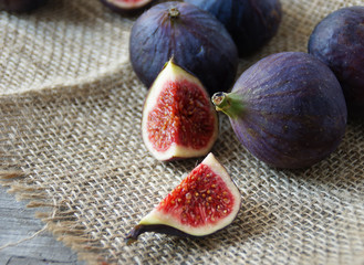  Fresh figs on a wooden table