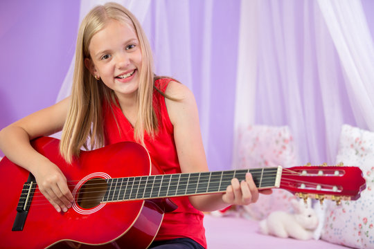 Teenage girl with her guitar in her lovely room&uml;