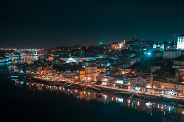 Fototapeta na wymiar ciudad de oporto en el puente a la noche. porto City from the bridge at night. Portugal