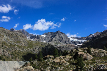 Paesaggio di montagna con vista cime e contrasto cielo azzurro