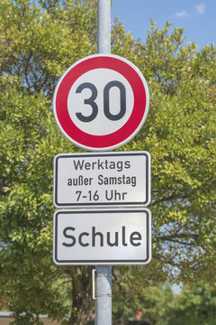 Verkehrszeichen für Geschwindigkeitsbeschränkung auf 30 km/h , werktags im  Bereich einer Schule in der Zeit von 7 bis  16 Uhr