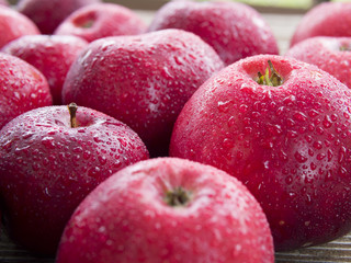 Świeże czerwone jabłka. - obrazy, fototapety, plakaty