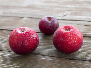 Świeże czerwone jabłka.