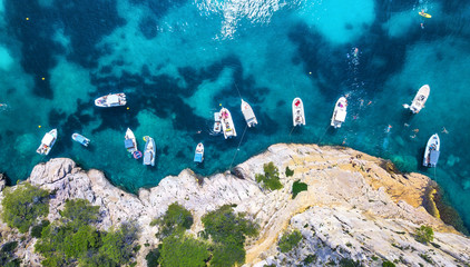 Yachten am Meer in Frankreich. Luftbild eines schwimmenden Luxusboots auf transparentem türkisfarbenem Wasser an sonnigen Tagen. Sommermeerblick aus der Luft. Draufsicht von der Drohne. Reisekonzept und Idee