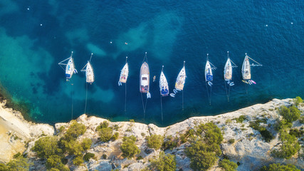Yachten am Meer in Frankreich. Luftaufnahme eines luxuriösen schwimmenden Bootes auf transparentem türkisfarbenem Wasser an sonnigen Tagen. Sommermeerblick aus der Luft. Draufsicht von der Drohne. Reisekonzept und Idee