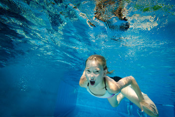 Kleine Pooltaucherin