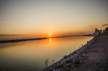солнце заходит за горизонт на реке