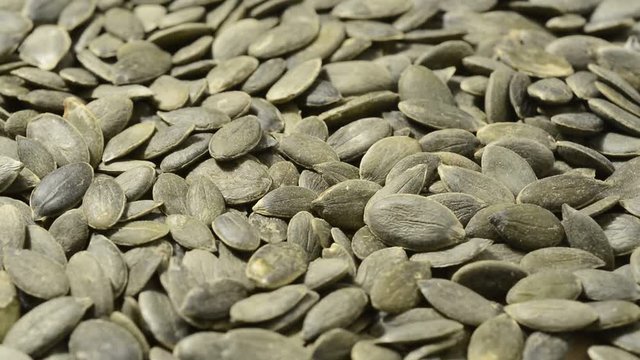 Pipas de calabaza peladas, girando