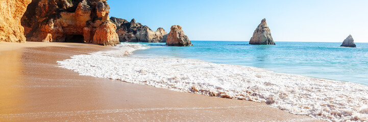 Naklejka premium Letnia piaszczysta plaża (Algarve, Costa Vicentina, Portugalia). Koncepcja podróży piękne naturalne letnie wakacje.