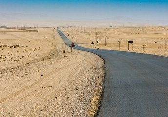 Straße durch die Namib bei Kolmanskop, Lüderitz, Namibia