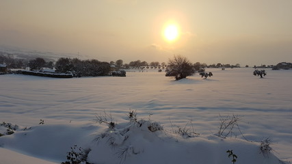 Raggi di sole campo con neve Castelfidardo, Italy