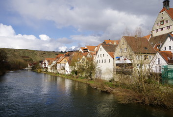 Fototapeta na wymiar Alte Wohnhäuser am Flußufer