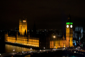 Fototapeta na wymiar Vista aerea di notte della Casa del Parlamento, la torre Big Ben e il Westminster bridge dal London Eye, Londra, Regno unito