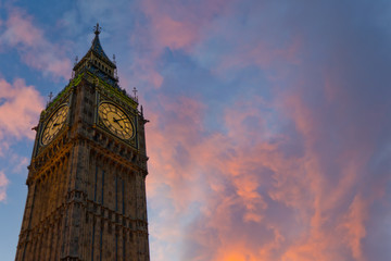 Vista del Big Ben al tramonto con nuvole colorate dal sole, Londra, Regno Unito