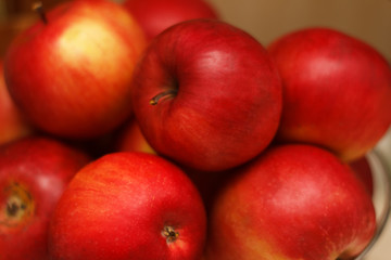Fototapeta na wymiar beautiful ripe apples lie in a plate