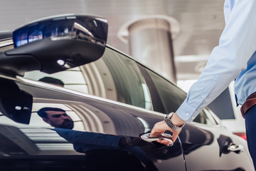 Fototapeta premium businessman opening car door