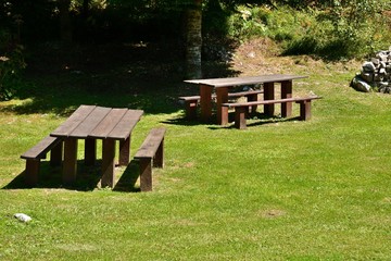 Parco con panchine in legno