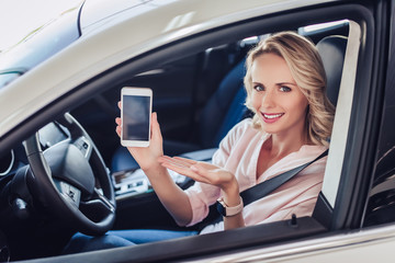 woman in teh car showing smartphone