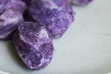 close up on Vitelotte blue-violet potato