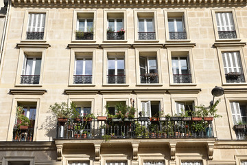 Fototapeta premium Immeuble fleuri à Paris, France