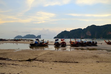 Fototapeta na wymiar Boats on the shore at low tide