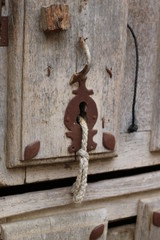 cerradura antigua en port&oacute;n de madera