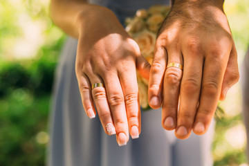 close-up the hand of the bride and the hand of the groom with the wedding rings