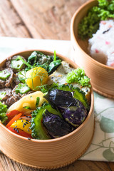 ナスとアボカドの揚げびたしとおくらの牛肉巻き