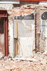Mauerreste und  Trümmer eines abgerissenen Hauses