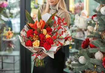 Foto auf Acrylglas Blumenladen Weiblicher Florist, der schönen Blumenstrauß im Blumenladen hält