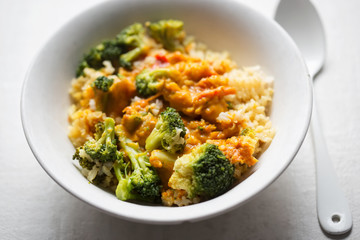 Curry with broccoli, red pepper and rice