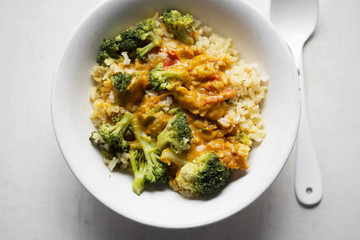 Curry with broccoli, red pepper and rice