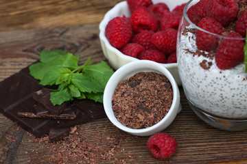 jogurt naturalny chia z malinami i wiórkami czekolady © katherine_gee