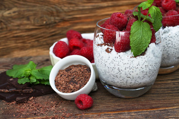 jogurt naturalny chia z malinami i wiórkami czekolady © katherine_gee