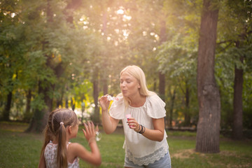Naklejka premium Having fun with mom.