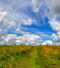 Obraz premium Landscape with clouds in the summer sky. The last days of August.